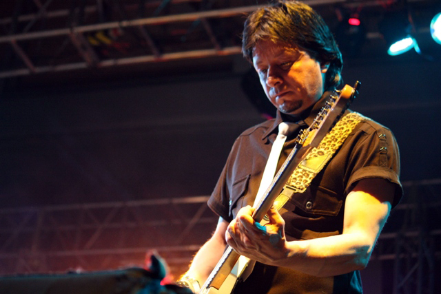 Francisco Nieto guitarrista de la Derecha. Fotografía Gina Navarro  