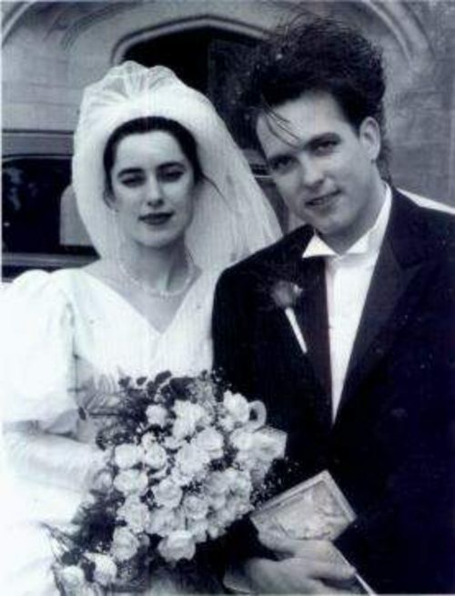 Mary Poole y Robert Smith durante su boda. Fotografía tomada de http://www.tumblr.com
