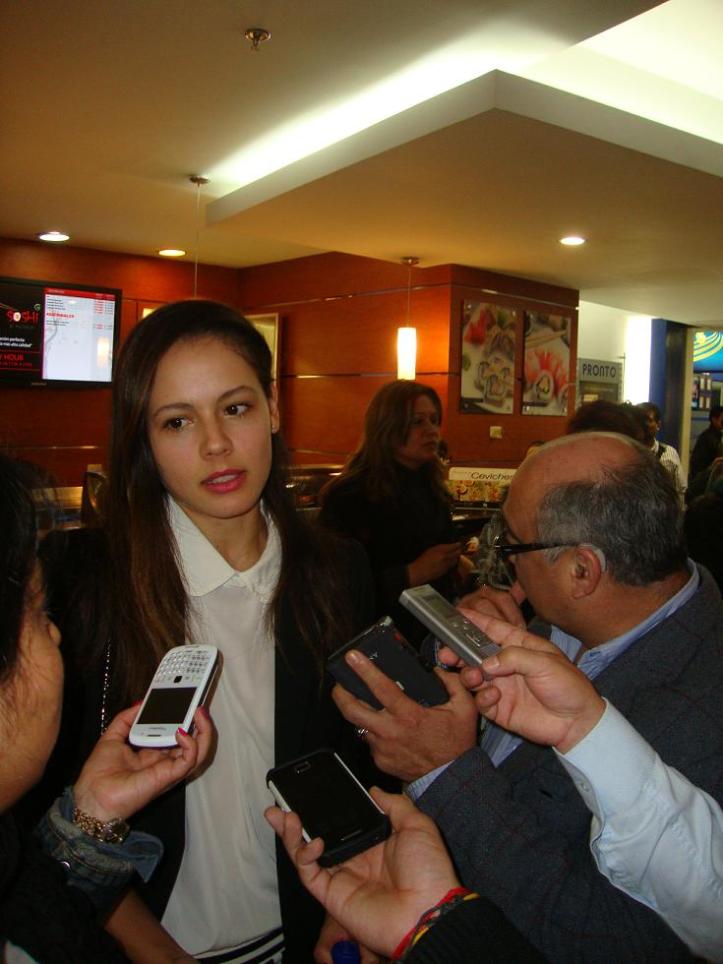 Martina García atendiendo a los medios en el ensayo de prensa de 'Operación E'. Fotografía Manuel Estévez.