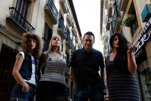 Tres de las integrantes de Zuloak y Fermín Muguruza. www.cineytele.com 