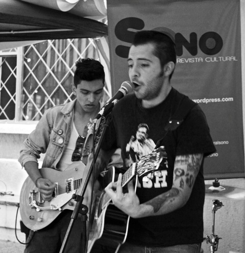 Mauricio Vela, vocalista y guitarrista de Salidos de la Cripta. Fotografía por Gina Navarro.